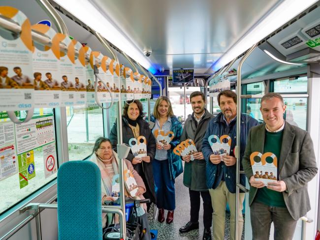 De izquierda a derecha, María Amparo Abad, una de las personas mayores que participan en el programa, Mercedes Villegas, directora de la Fundación Grandes Amigos, Ana Verónica González, concejala de Mayores, Alejandro Navarro Prieto, alcalde de Torrejón, Francisco Iglesias, consejero delegado de ALSA, y Rubén Martínez, concejal de Bienestar, Educación e Inmigración