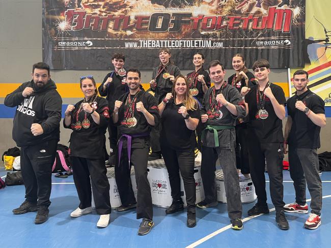 Los equipos de kajukenbo “Cristina Álvarez” y “Kristhyna Caballero” posando con los trofeos conseguidos en La Batalla de Toledo