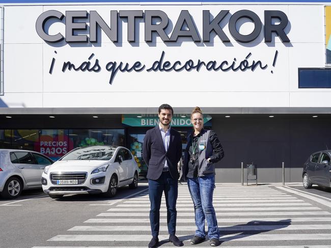 El alcalde, Alejandro Navarro, visitando Centrakor, junto a su gerente, Andrea Peñuela