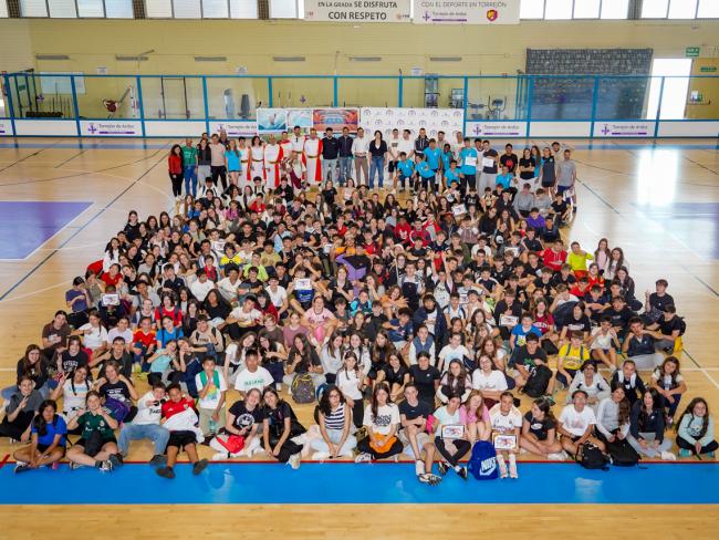 El alcalde, Alejandro Navarro y la concejala de Turismo, Miriam Gutiérrez, con todos los estudiantes de los institutos Issac Peral, Palas Atenea, León Felipe y Victoria Kent, que participaron en el III Campeonato Intercentros