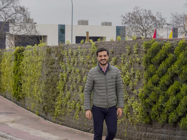 El alcalde, Alejandro Navarro Prieto, ha presentado el tercer jardín vertical de Torrejón de Ardoz, creado mediante muro vegetal de 2 metros de altura y 114 metros de longitud en la calle Verano