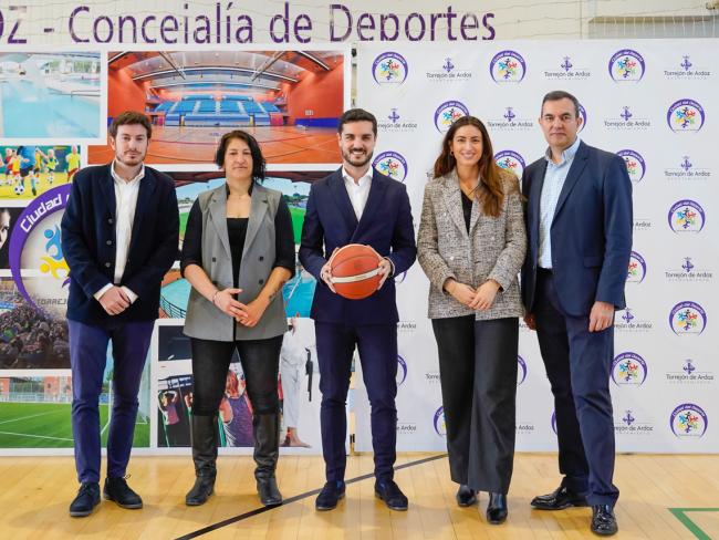 El alcalde, Alejandro Navarro, y la concejala de Turismo, Miriam Gutiérrez, junto a José Ortiz, director de la MadCup, María Guadalupe, directora internacional de la MadCup, Óscar Berrendo, director de la MadCup de baloncesto