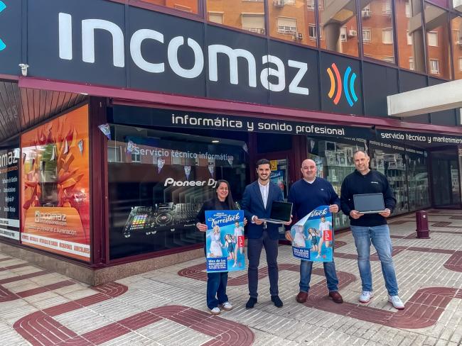 El alcalde, Alejandro Navarro Prieto, ha presentado esta iniciativa en favor del comercio local en  INCOMAZ, situado en el Centro Comercial El Círculo, junto a los representantes del establecimiento, Alfredo Zaragoza y Silvia Zaragoza y un empleado