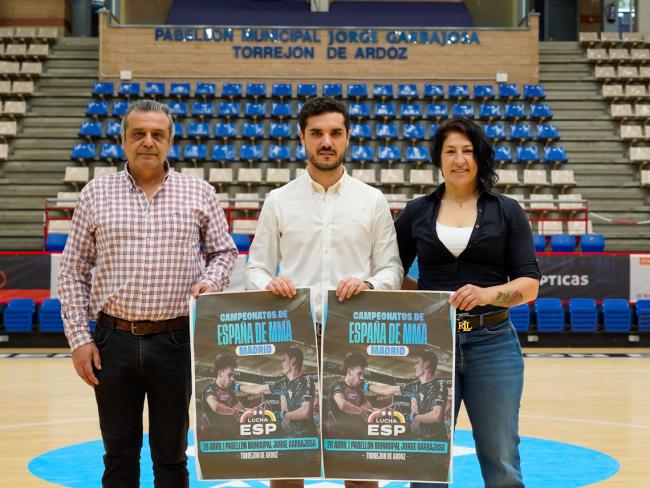 De izquierda a derecha: José David Castilla, coordinador de MMA de la Federación Madrileña de Lucha, Alejandro Navarro, alcalde de Torrejón de Ardoz, y Miriam Gutiérrez, concejala de Turismo