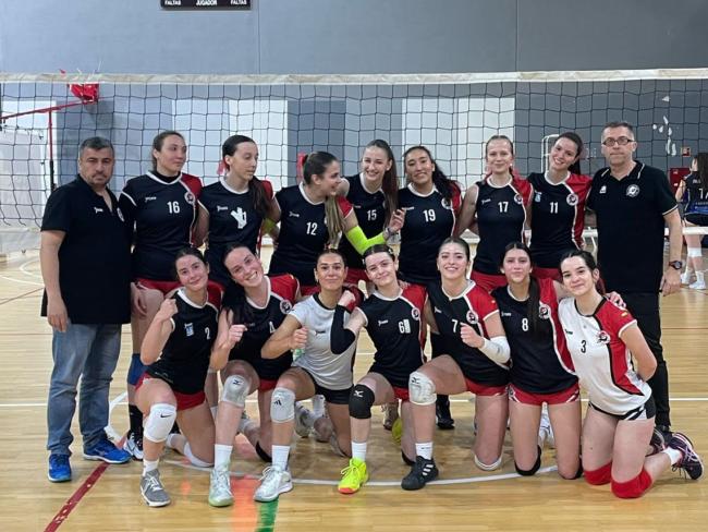 Equipo junior femenino del Club Voleibol Torrejón