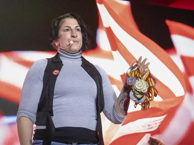 Miriam Gutiérrez con algunas de las medallas que ha ganado a lo largo de su carrera como boxeadora