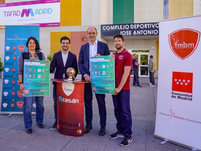 De izquierda a derecha: Miriam Gutiérrez, concejala de Turismo, Alejandro Navarro, alcalde de Torrejón de Ardoz, José Javier Hombrados, presidente de la Federación Madrileña de Balonmano y exjugador internacional, y Raúl Feito, presidente del Club Balonmano Torrejón