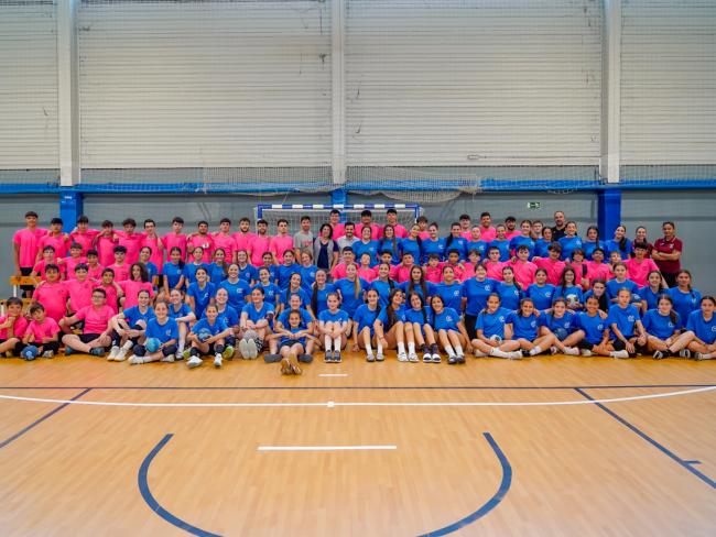 Alejandro Navarro y Miriam Gutiérrez con directivos y jugadores del Club Balonmano Torrejón de Ardoz