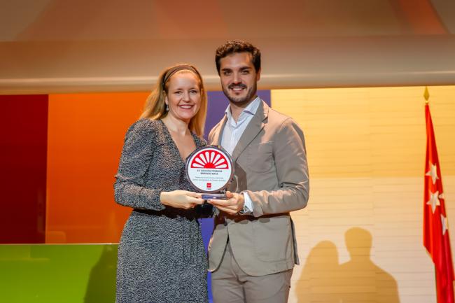 El alcalde, Alejandro Navarro, recibiendo el premio de manos de la consejera de Familia, Juventud y Asuntos Sociales, Ana Dávila 