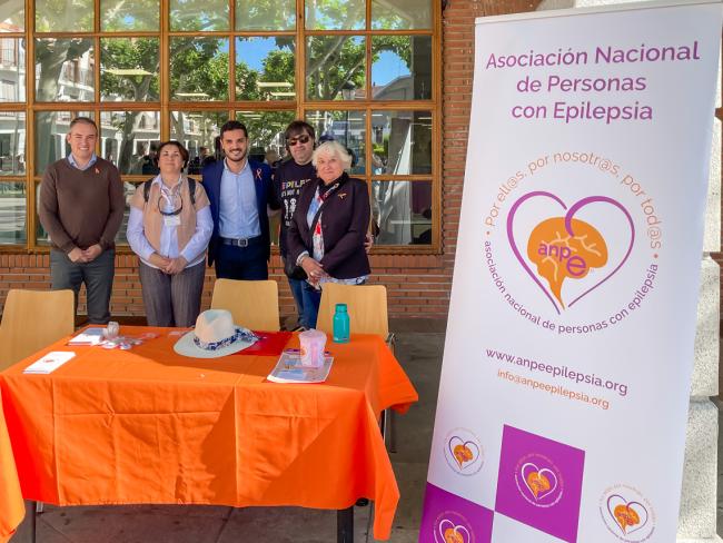 El alcalde, Alejandro Navarro y el concejal de Bienestar, Educación e Inmigración, Rubén Martínez, con la presidenta de la delegación de la Asociación Nacional de Personas con Epilepsia (ANPE) en Torrejón de Ardoz, Isabel Madrid y otros representantes de la entidad