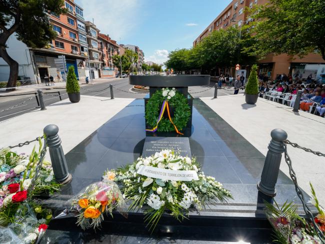  El Pebetero en Memoria a las Víctimas de la COVID-19 situado en la avenida Constitución con la carretera de Loeches