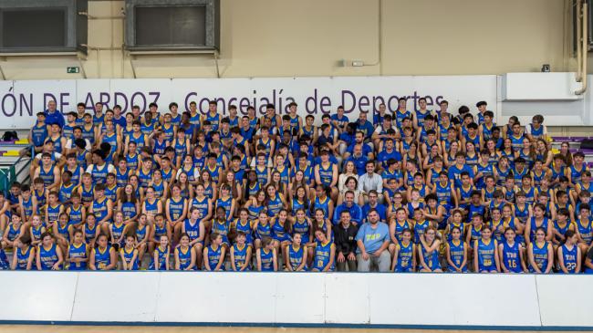 El alcalde, Alejandro Navarro Prieto, la presidenta del Club Basket Torrejon, Maria José Álvarez, y la concejala de Turismo, Miriam Gutiérrez, junto entrenadores y jugadores