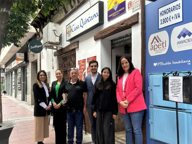 El alcalde, Alejandro Navarro Prieto, junto a los ganadores de la X Ruta de la Cuchara, la representante de la Asociación de Comerciantes de la Zona Centro, Vanesa Calvo, y la secretaria general de UNICEM, Carolina Santana