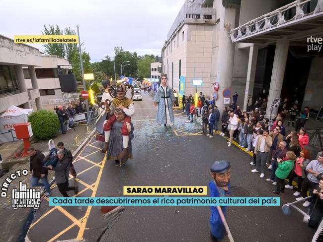 La Comparsa de Gigantes y Cabezudos desfilando en los estudios de TVE en Prado del Rey