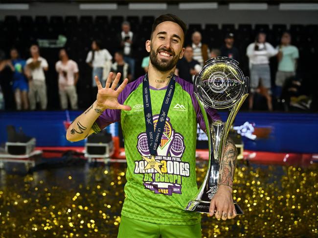 Mario Rivillos con el trofeo de campeón de la Champions League de fútbol sala