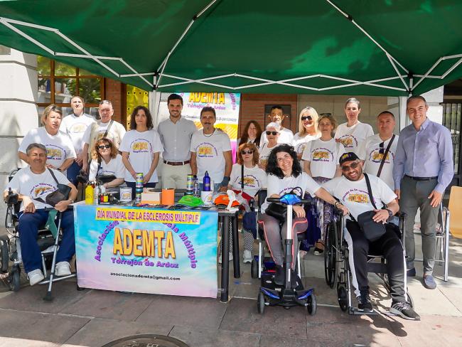 El alcalde, Alejandro Navarro Prieto, y el concejal de Bienestar, Educación e Inmigración, Rubén Martínez, visitando la mesa informativa de la Asociación de Esclerosis Múltiple de la ciudad (ADEMTA)