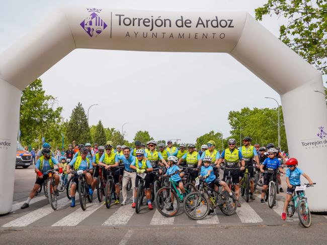 El alcalde, Alejandro Navarro, en la salida, junto a los voluntarios y participantes