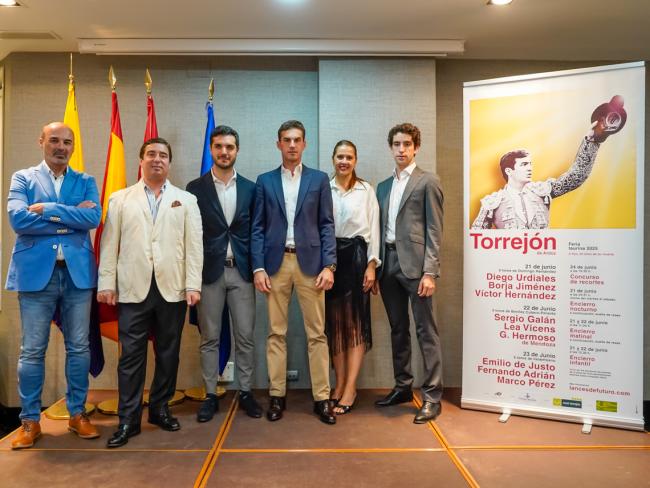 El alcalde, Alejandro Navarro, la concejala de Igualdad y Festejos, Maria Eugenia Gil, el empresario adjudicatario de la plaza, José María Garzón, los diestros, Víctor Hernández y Fernando Adrián, junto al presentador del evento José Mª Vivas