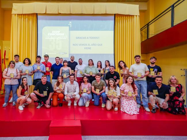 El alcalde, Alejandro Navarro y el concejal de Juventud, Urbanismo y Vivienda, Víctor Miranda, con los premiados en el XXXV Concurso Mari Puri Express 