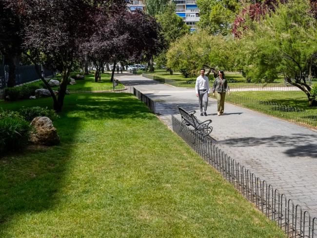 El alcalde, Alejandro Navarro Prieto, y la concejala de Medio Ambiente, Esperanza Fernández de Mesa, recorriendo el Parque Las Estrellas