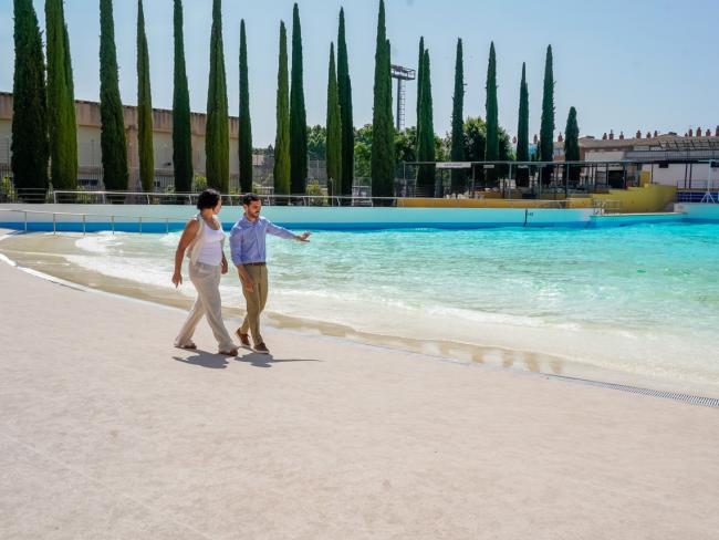 El alcalde, Alejandro Navarro Prieto, y la concejala de Turismo, Miriam Gutiérrez, en la Piscina Municipal de Olas
