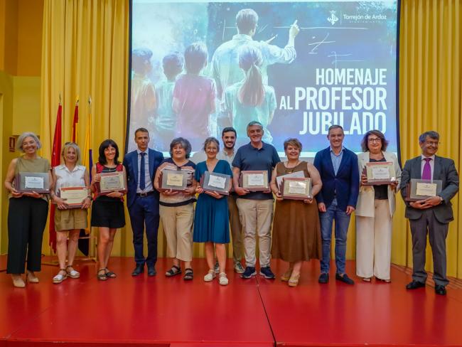 El alcalde, Alejandro Navarro Prieto, y el concejal de Educación, Bienestar e Inmigración, Rubén Martínez, y el director del Área Territorial de Madrid-Este de la Consejería de Educación, Marcos Rafael Moreno, con los profesores homenajeados