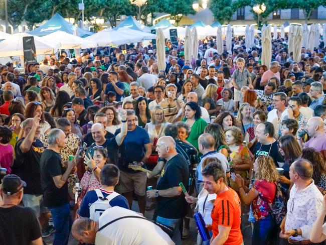 La gente en la Plaza Mayor disfrutando de Saborea Torrejón