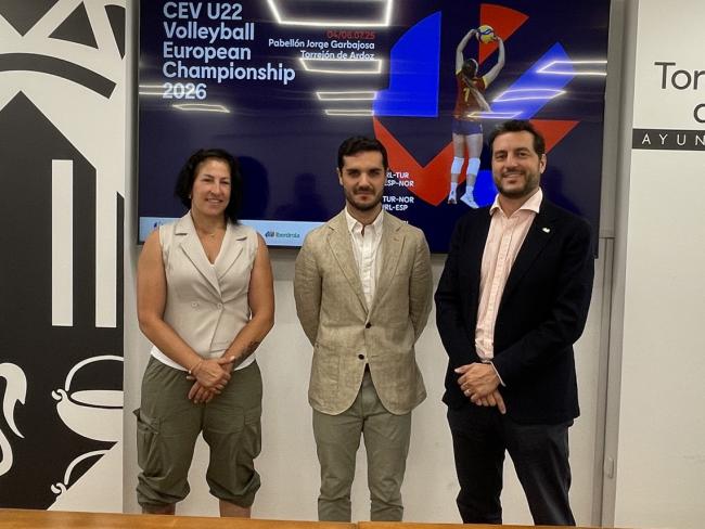 El alcalde de Torrejón de Ardoz, Alejandro Navarro, junto a la concejala de Turismo, Miriam Gutiérrez, y el presidente de la Federación Española de Voleibol, Felipe Pascual