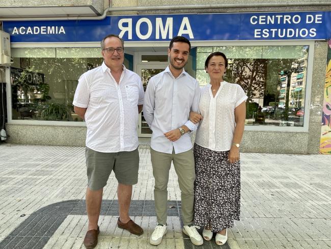 El alcalde, Alejandro Navarro, visitando el Centro de Estudios Roma, junto a sus gerentes, Paco y Montse 