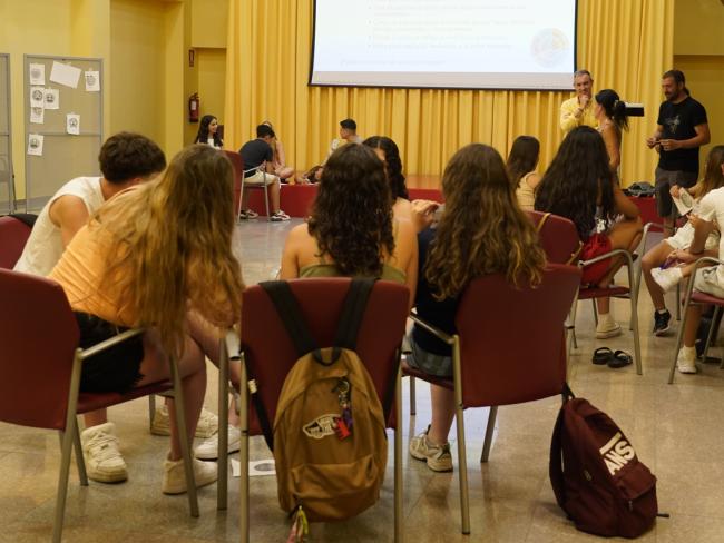 Alumnos del curso de premonitores de la Concejalía de Juventud han participado en el programa “Bienestar emocional: ¿qué es y cómo lo cuido?” 