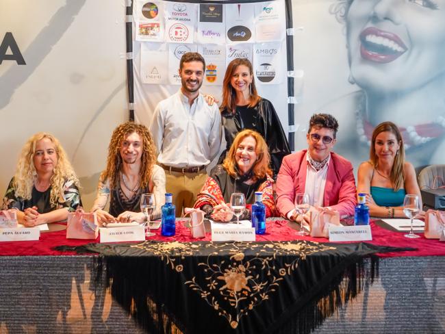 El alcalde, Alejandro Navarro, con la organizadora, Olga Huerta González, y el jurado de Royal Silver & Senior