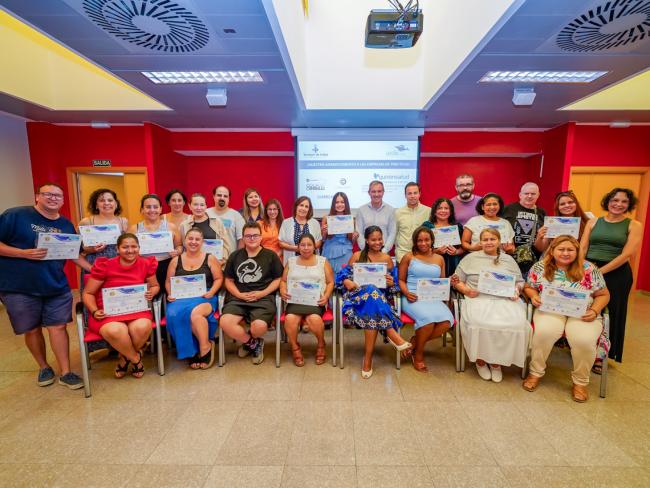 El concejal de Bienestar, Educación e Inmigración, Rubén Martínez, con los alumnos de los cursos que recibieron su diploma       