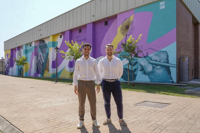 El alcalde, Alejandro Navarro Prieto, y el concejal de Urbanismo, Vivienda y Juventud, Víctor Miranda, ante el mural “Huellas del arte” realizado por Qinze Studio