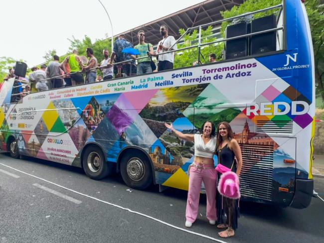 Las concejalas de Igualdad y Turismo junto a la carroza de la Red Española de Destinos por la Diversidad