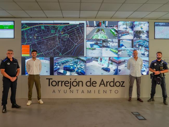 El alcalde, Alejandro Navarro, y el concejal de Seguridad, Alberto Cantalejo, visitando el Centro de Control de la Policía Local