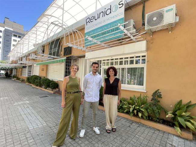 El alcalde, Alejandro Navarro, visitando Reunidos, junto a sus gerentes, Marina y 