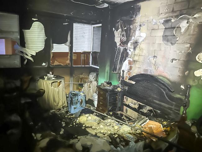 Imagen de la habitación donde se encontraba durmiendo la persona que salvaron del incendio en su domicilio 
