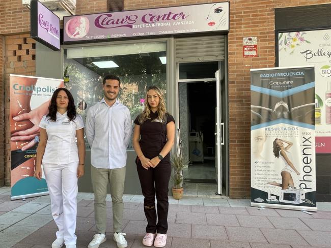 El alcalde, Alejandro Navarro, con la gerente de Clau’s Center, Claudia Simona, y la esteticista Nicoleta Mirela 