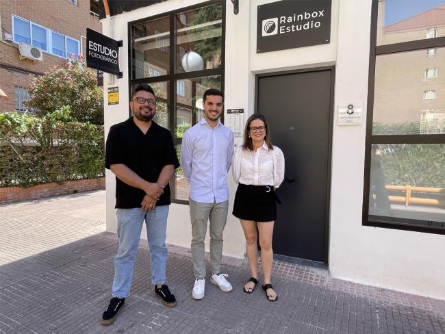 El alcalde, Alejandro Navarro, visitando el Estudio de Fotografía Rainbox, junto a su gerente, Alex Floril y una de sus empleadas 