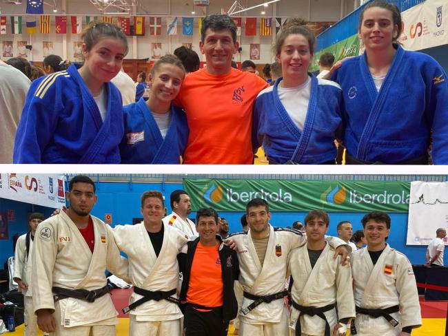 Integrantes de los equipos masculino y femenino del Club Sakura de la Liga Nacional de judo, con el presidente de la entidad, Emilio Juan