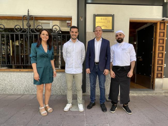 El alcalde, Alejandro Navarro, visitando el Restaurante Redondo, junto a su gerente, Corina Priboi, y algunos de sus empleados