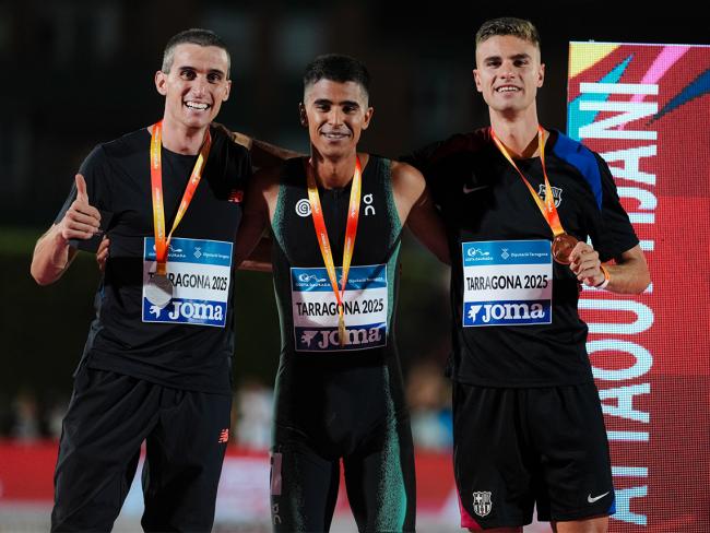 Pablo Sánchez-Valladares, en el podio, a la derecha, con la medalla de bronce lograda en la prueba de 800 metros