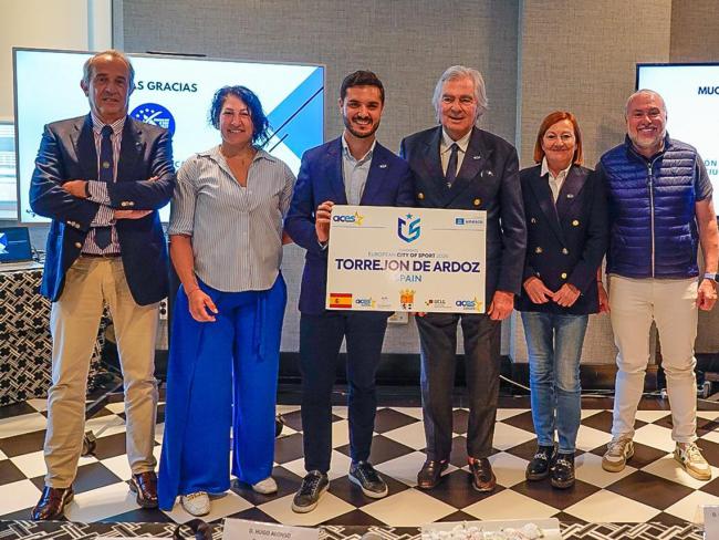 El alcalde, Alejandro Navarro Prieto, y la concejala de Turismo, Miriam Gutiérrez, con el Comité Evaluador, encabezado por Gian Francesco Lupattelli, presidente de la Asociación Europea de Capitales y Ciudades del Deporte (ACES Europe), en el acto de presentación de la candidatura de  Torrejón de Ardoz el pasado mes de mayo