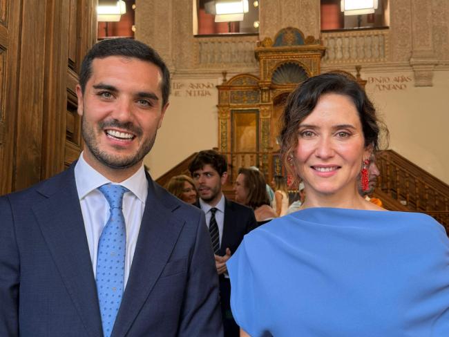 El alcalde, Alejandro Navarro, con la presidenta de la Comunidad de Madrid, Isabel Díaz Ayuso, en el Paraninfo de la Universidad de Alcalá