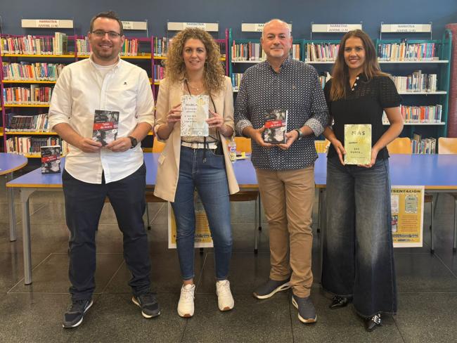El concejal de Cultura, José Antonio Moreno, y la edil de Igualdad y Festejos, María Eugenia Gil, junto a los autores de los libros, Vanesa Centenero y Andrés Feresín