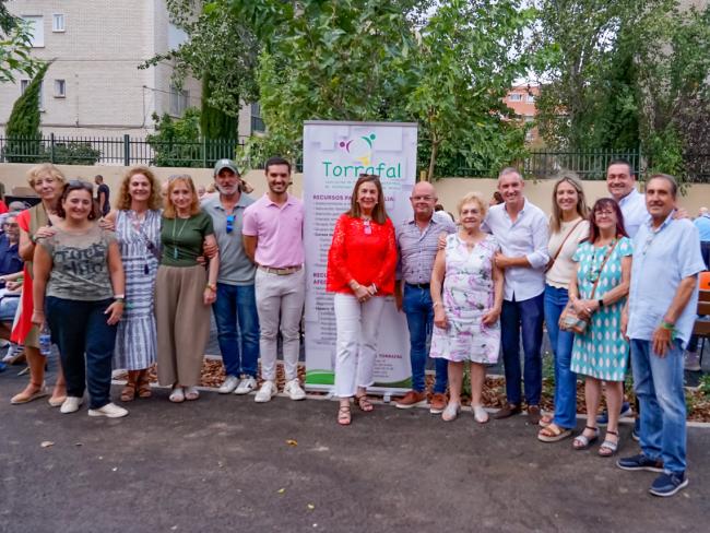 El alcalde, Alejandro Navarro Prieto, el concejal de Bienestar. Educación e Inmigración, Rubén Martínez, y la edil de Mayores y Voluntariado, Ana Verónica González, en la merienda celebrada por la Asociación con sus usuarios y familiares