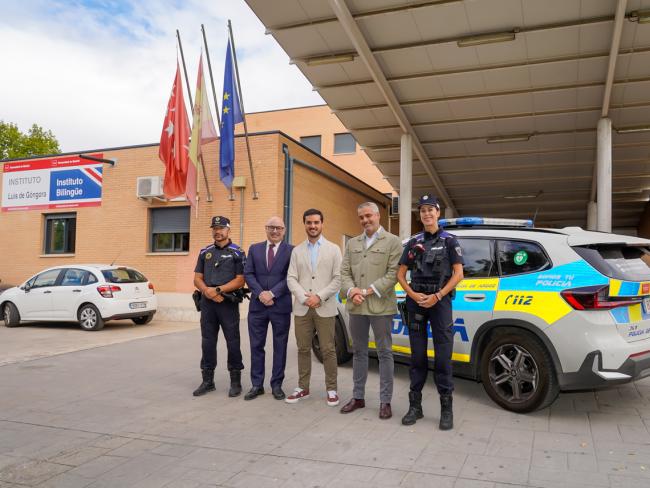 El alcalde, Alejandro Navarro Prieto, con el concejal de Seguridad, Alberto Cantalejo, el director del IES Luis de Góngora (donde se presentó la iniciativa), David Puerta, el comisario de la Policía Local, Rafael Gutiérrez, y la agente, Luz Blázquez