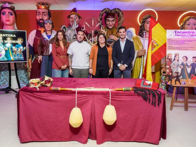 El alcalde, Alejandro Navarro Prieto, la concejala de Festejos e Igualdad, María Eugenia Gil y el presidente de la comparsa de Gigantes y Cabezudos de Torrejón de Ardoz, David Girona, han presentado el X Encuentro de Gigantes y Cabezudos de las Fiestas Patronales