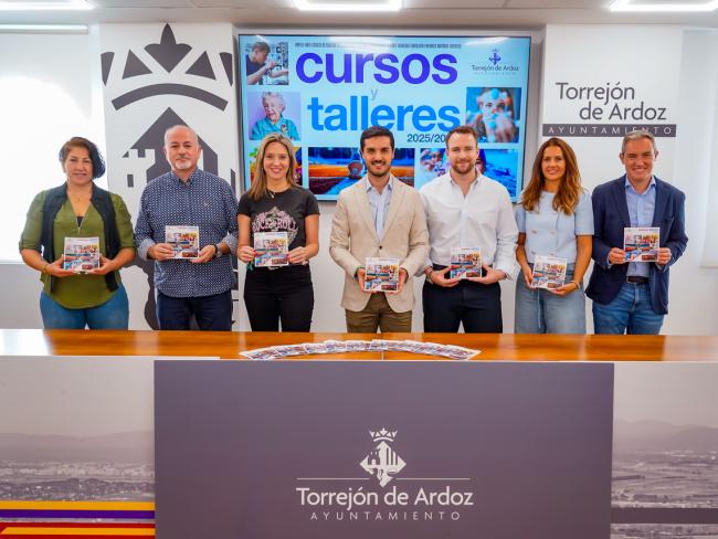 El alcalde, Alejandro Navarro, acompañado por el concejal de Juventud, Víctor Miranda, la edil de Igualdad, María Eugenia Gil, el concejal de Educación, Rubén Martínez, la edil de Mayores, Ana Verónica González, el concejal de Cultura, José Antonio Moreno y la edil de Turismo, Mirian Gutiérrez,  presentando la nueva oferta formativa de cursos y talleres