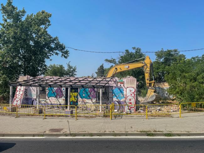 Momento en el que es derribado el edificio abandonado de La Torreta en la Carretera de Loeches